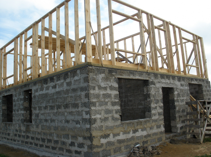 дом 1 этаж из газобетона 2 этаж из бруса. первый этаж из блоков. дом первый этаж блоки второй сруб. комбинированные фасады домов. дом пеноблок.