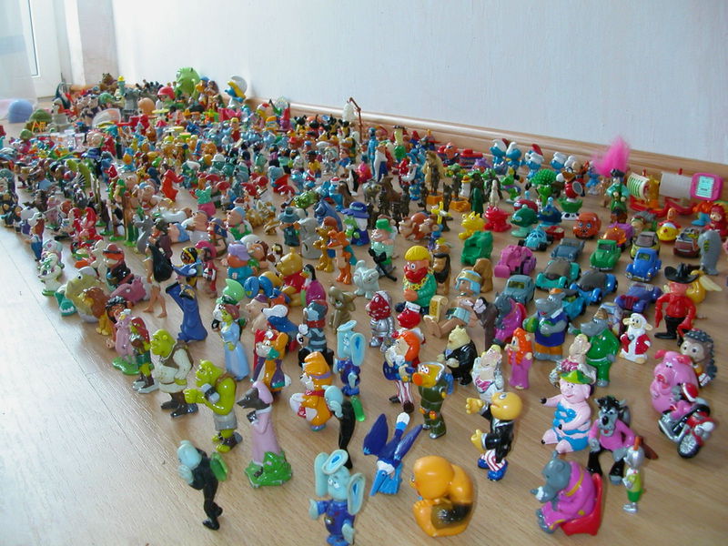 Первые киндеры. Игрушки из киндера. Киндер сюрприз игрушки. Игрушки из кидерсюрпирза. Коллекция игрушек из Киндер сюрприза.